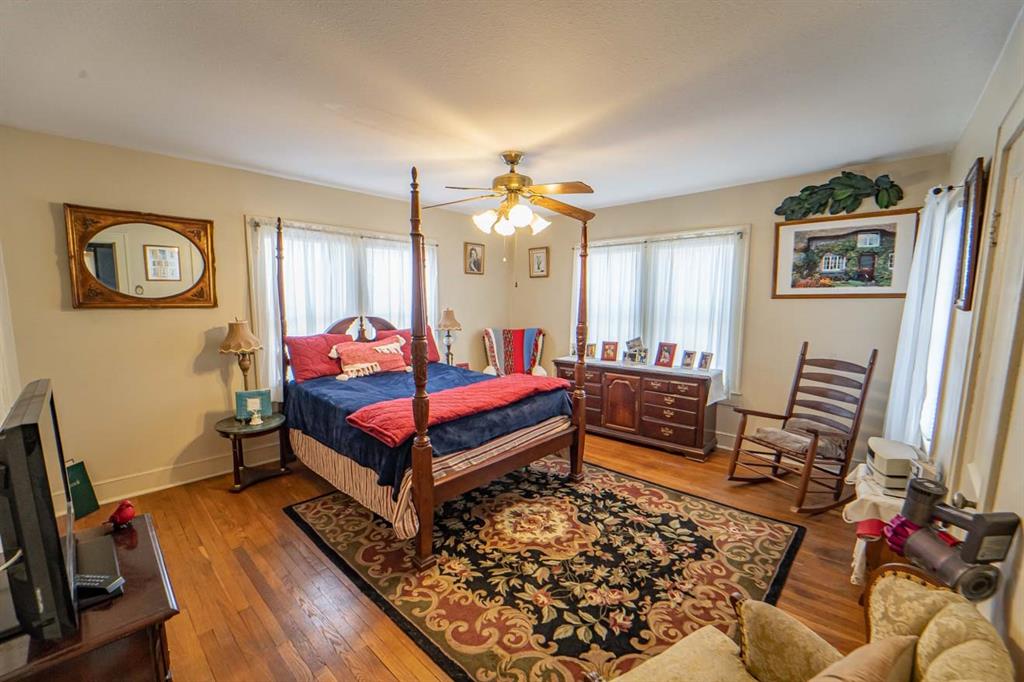 900 West Walker Street Breckenridge, TX 76424 - Photo 7 of 40 a living room with furniture a rug and a window