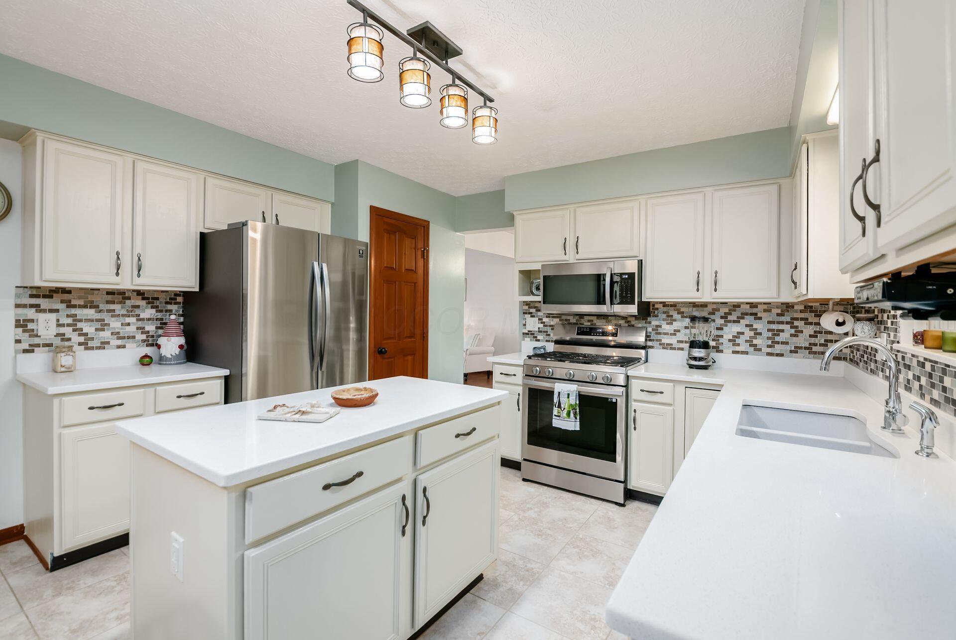 5581 Seapine Road Hilliard, OH 43026 - Photo 15 of 58 Kitchen - 12'2" x 11'0" - Stainless Steel Appliances, Pantry, Island, Quartz Countertops