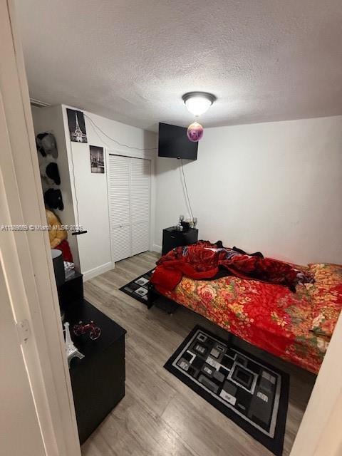 276 East 12th Street Hialeah, FL 33010 - Photo 4 of 25 a bedroom with table and closet