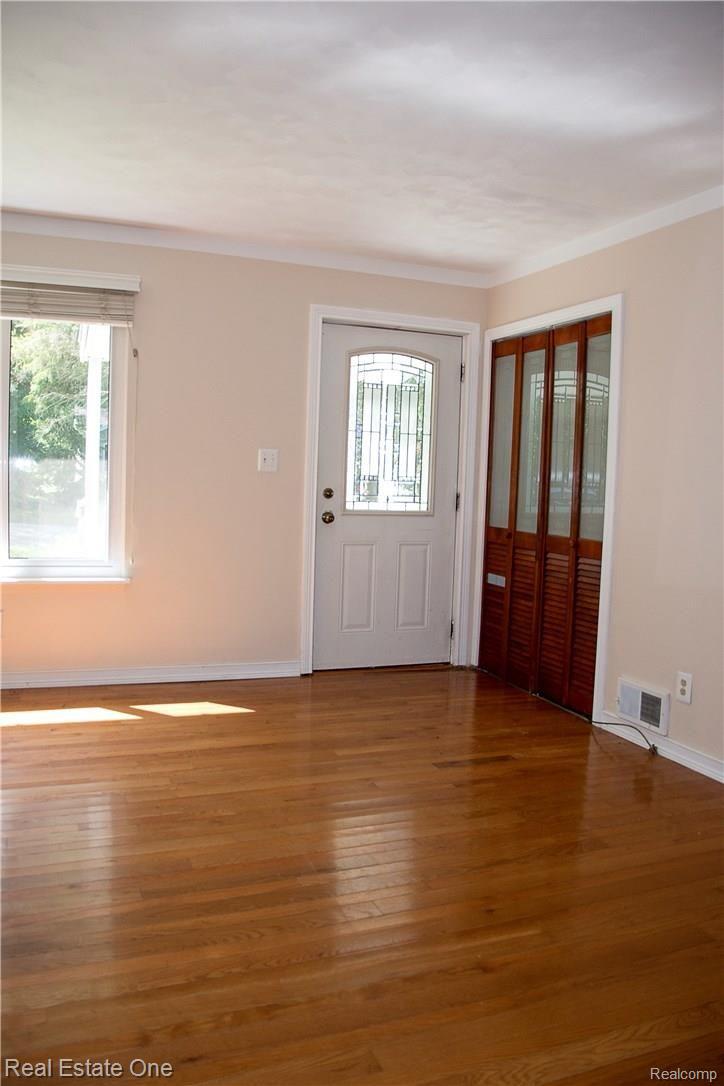 521 Alfred Road Ortonville, MI 48462 - Photo 3 of 27 14 Living.jpg