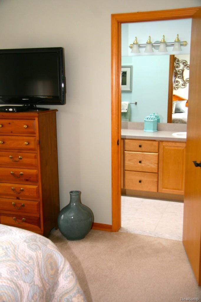 851 Grovecrest Rochester, MI 48307 - Photo 28 of 36 IMG_0122.jpg