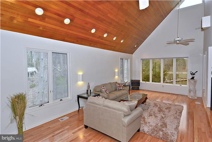 3005 Friends Road Annapolis, MD 21401 - Photo 15 of 30 Living Room
