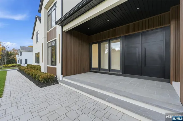 a view of entryway of a house