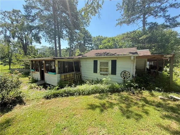 a view of house with a yard