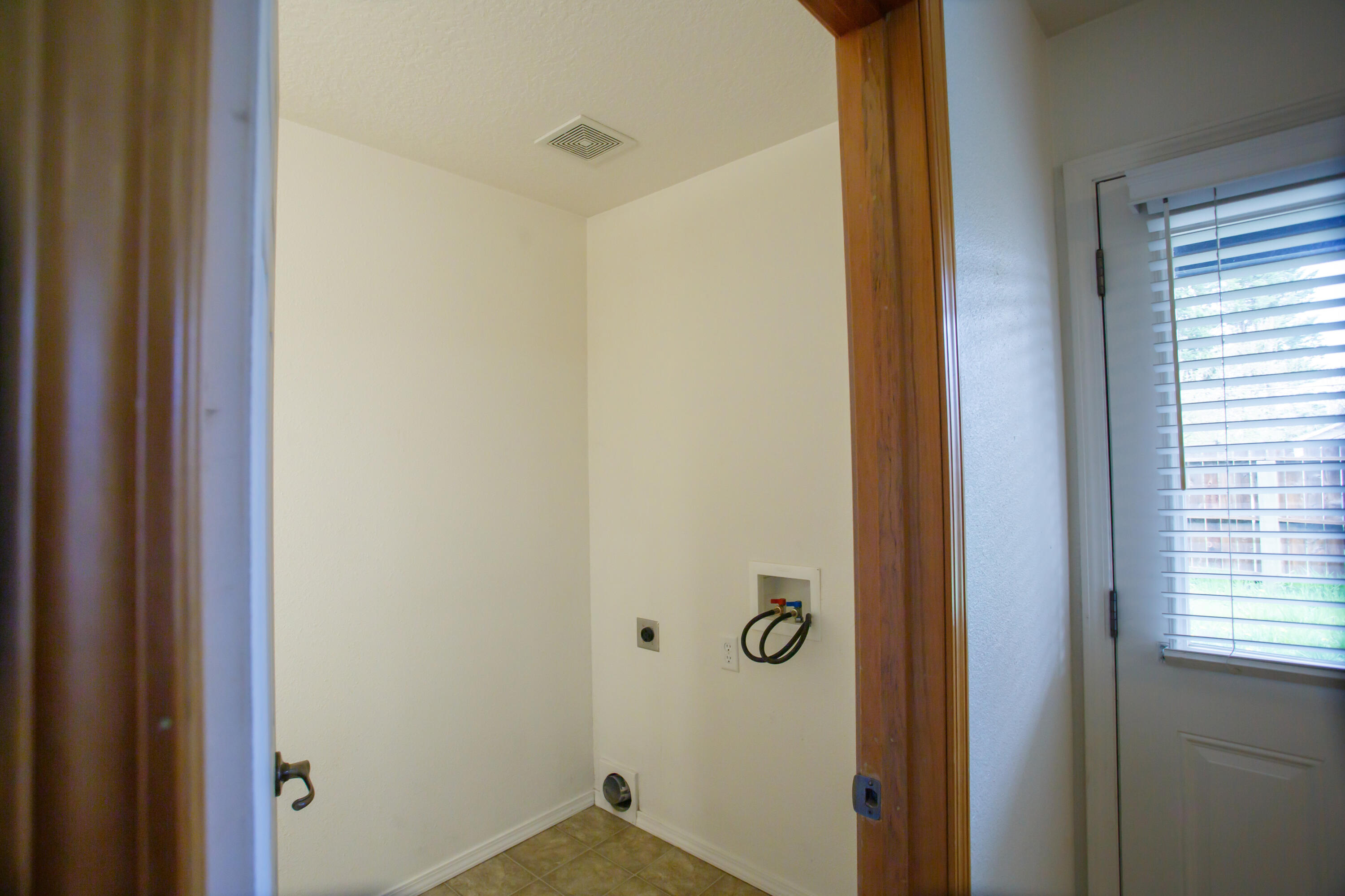 450 Midway Road, Unit 24 Medford, OR 97501 - Photo 11 of 29 450MIDWAY_Laundry room