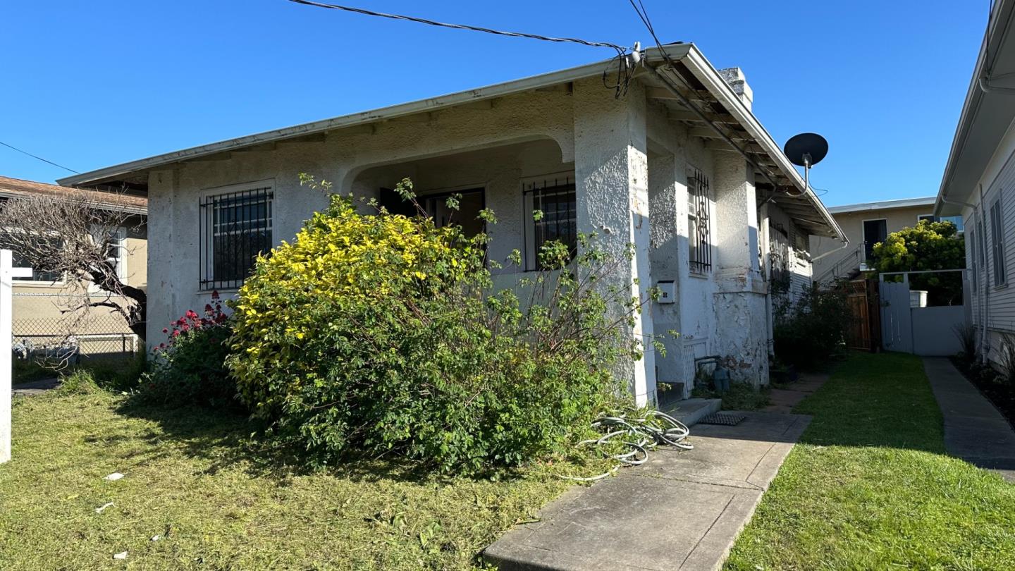 936 Camelia Street Berkeley, CA 94710 - Photo 2 of 9 a view of a house with a yard
