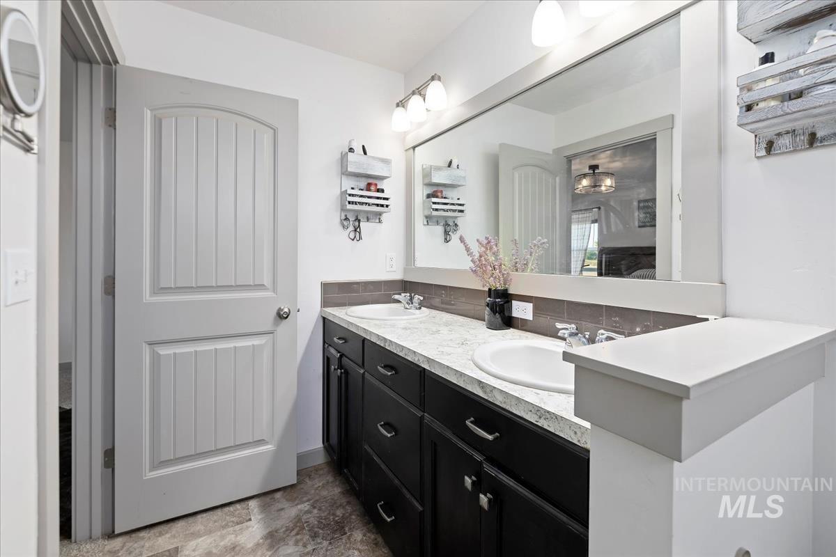 17571 Goodson Road Caldwell, ID 83607 - Photo 14 of 36 Full bath with double vanity
