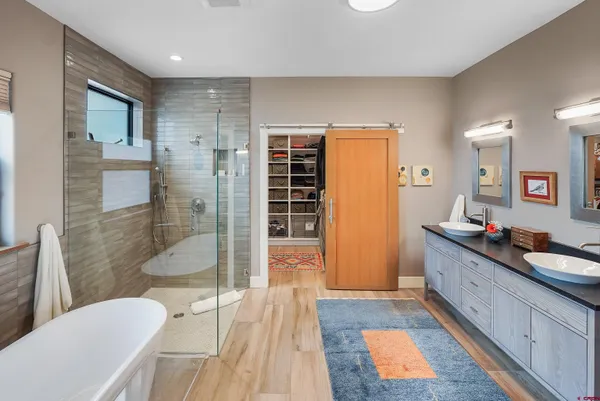 a kitchen that has a lot of cabinets in it