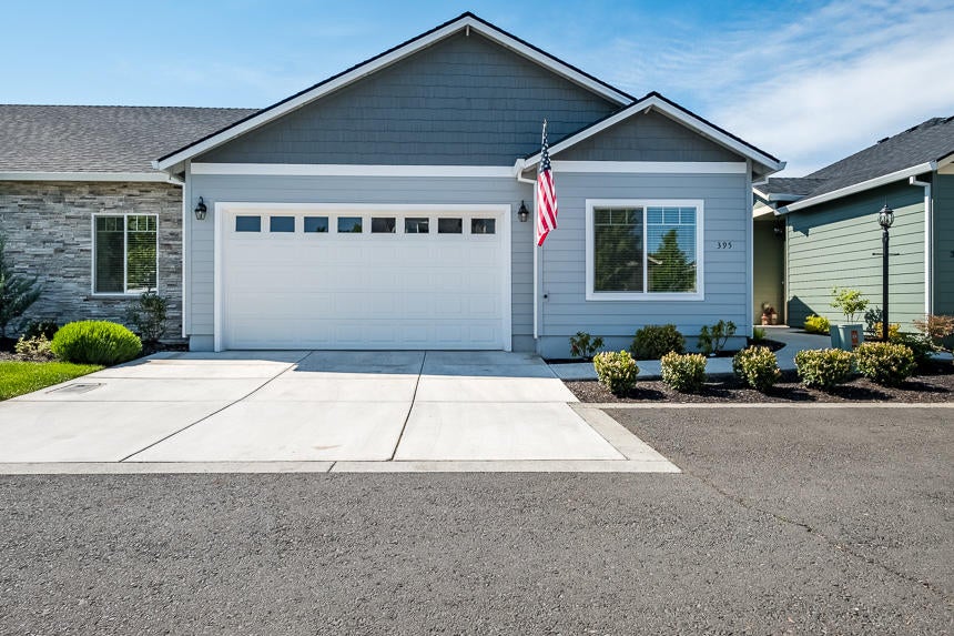 395 Live Oak Loop Central Point, OR 97502 - Photo 1 of 27 395 Live Oak-1