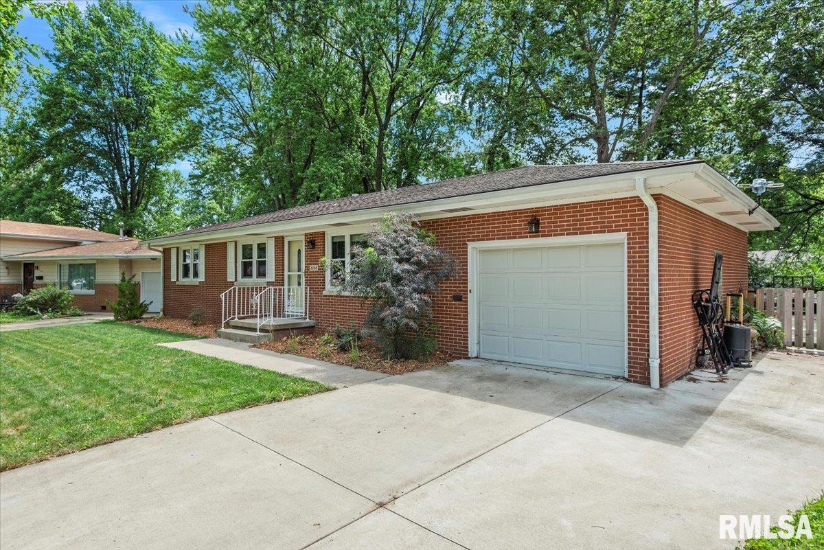 2068 Cambridge Road Springfield, IL 62704 - Photo 3 of 32