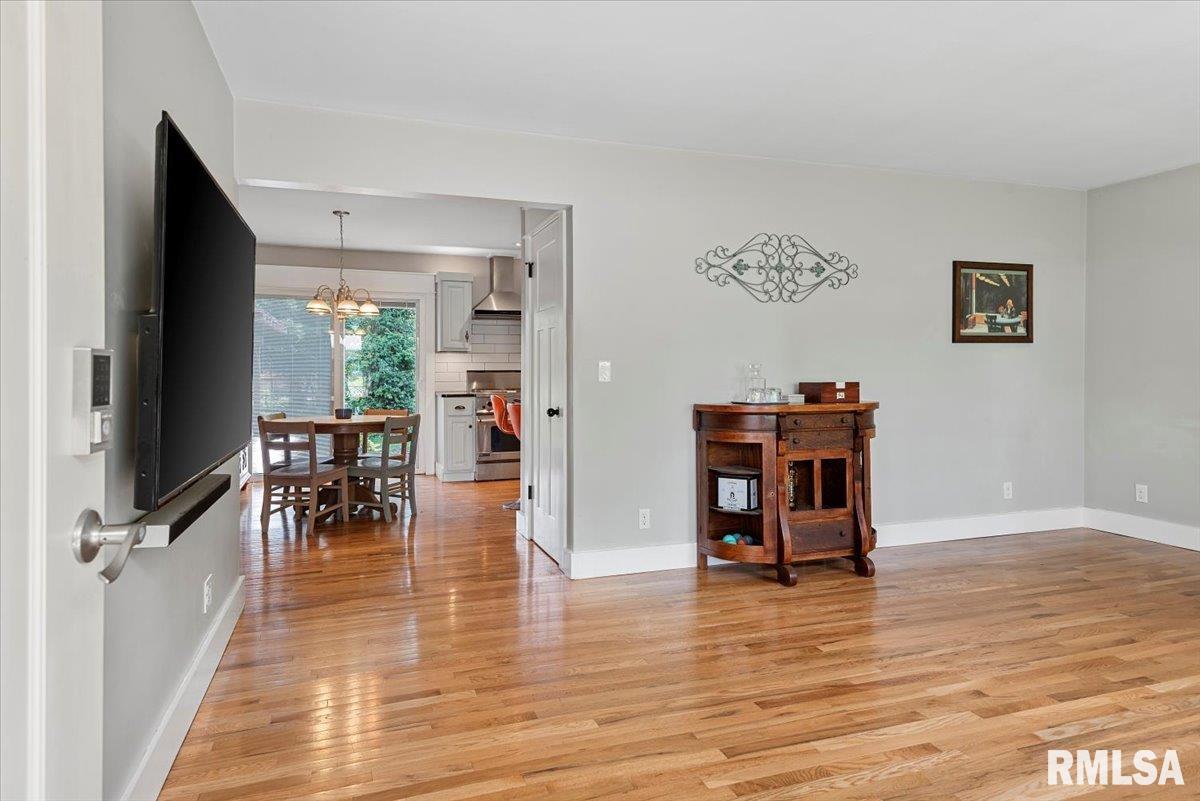 2068 Cambridge Road Springfield, IL 62704 - Photo 4 of 32