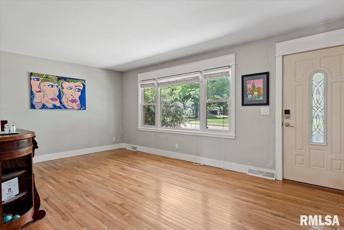 2068 Cambridge Road Springfield, IL 62704 - Photo 5 of 32