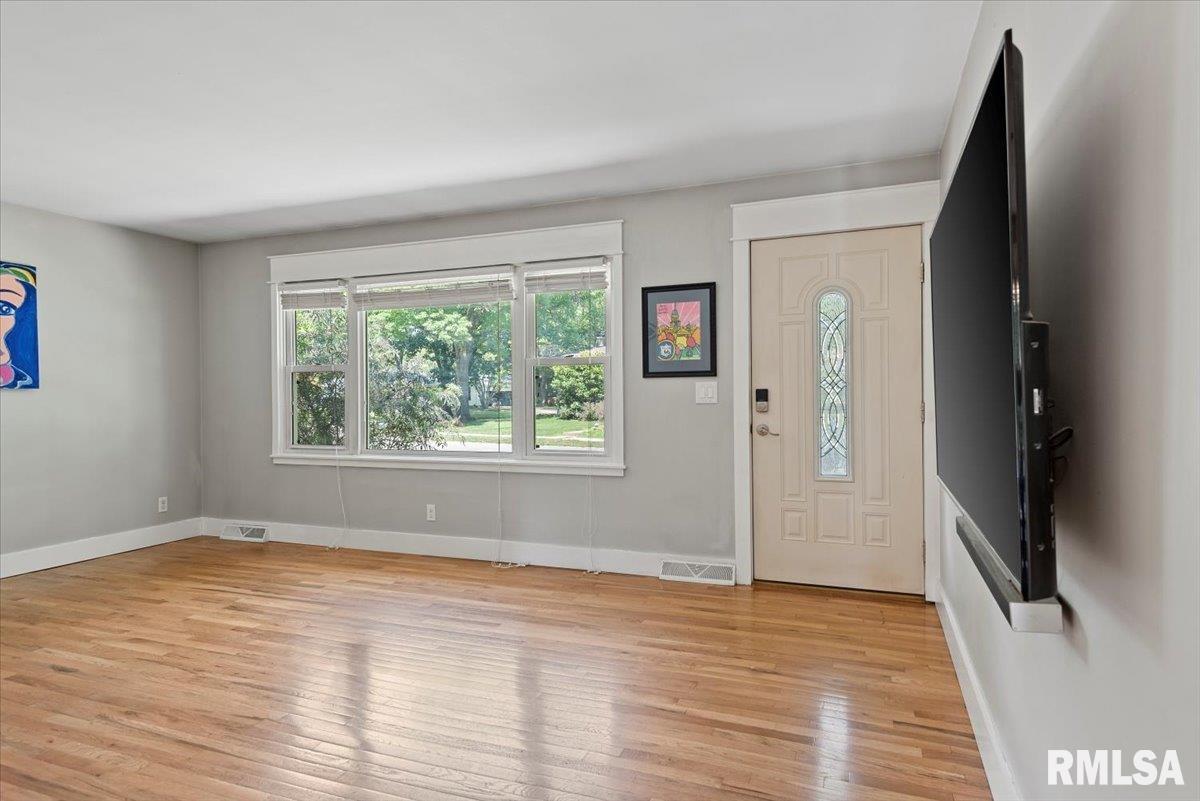 2068 Cambridge Road Springfield, IL 62704 - Photo 6 of 32