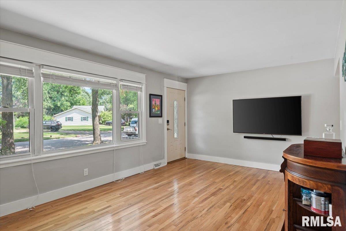 2068 Cambridge Road Springfield, IL 62704 - Photo 7 of 32