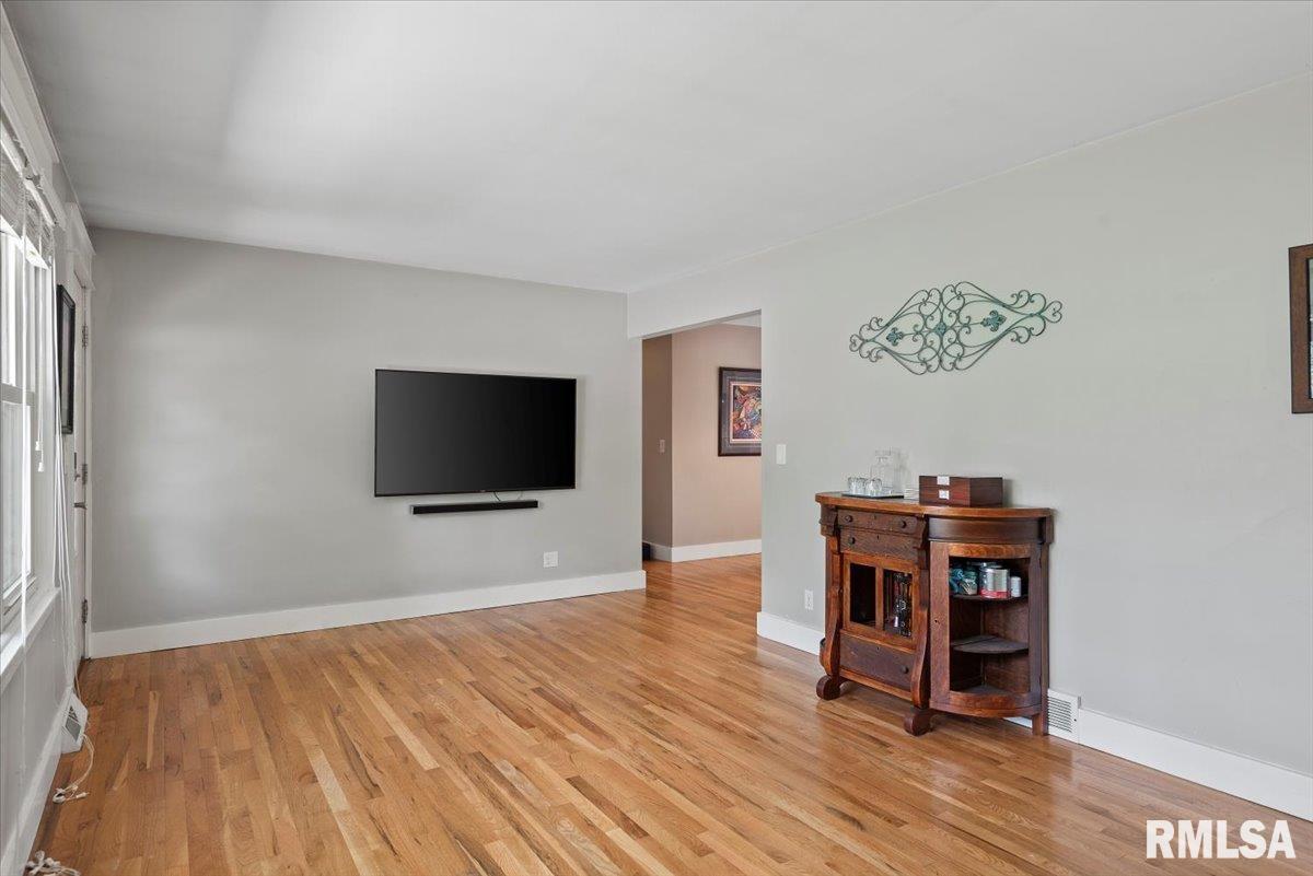 2068 Cambridge Road Springfield, IL 62704 - Photo 8 of 32