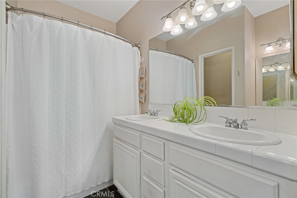 3073 Via Maximo Carlsbad, CA 92009 - Photo 11 of 21 Primary en suite bathroom