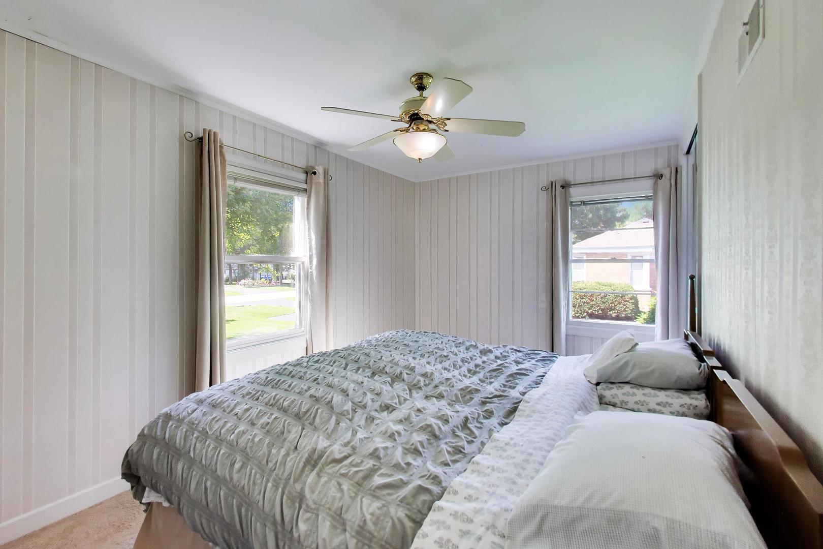 103 Cottonwood Road Northbrook, IL 60062 - Photo 22 of 50 a bedroom with a bed and a window