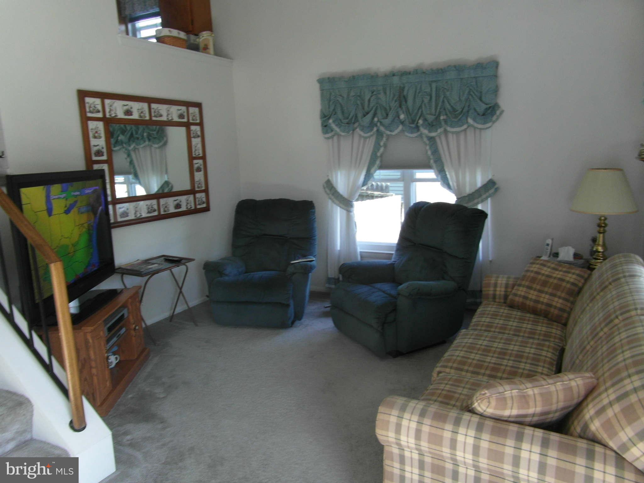 12919 Bogby Road Baltimore, MD 21220 - Photo 5 of 15 Living Room