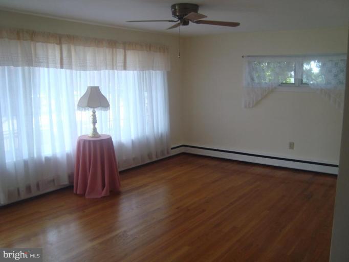 184 Arundel Road Pasadena, MD 21122 - Photo 7 of 16 Living Room