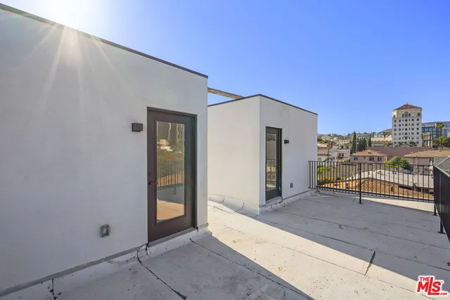 $5,958 | 6541 De Longpre Avenue, Unit 1/2, Los Angeles, CA 90028