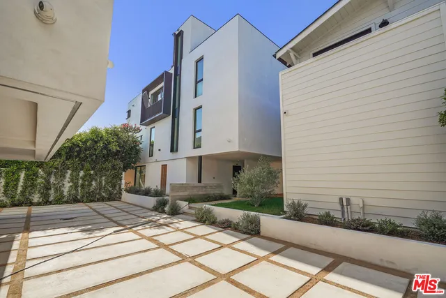 $5,958 | 6541 De Longpre Avenue, Unit 1/2, Los Angeles, CA 90028
