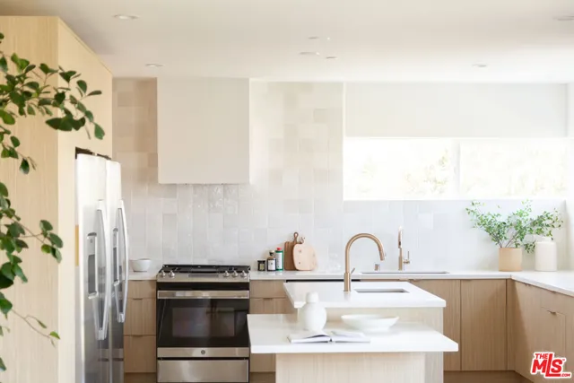 $5,958 | 6541 De Longpre Avenue, Unit 1/2, Los Angeles, CA 90028