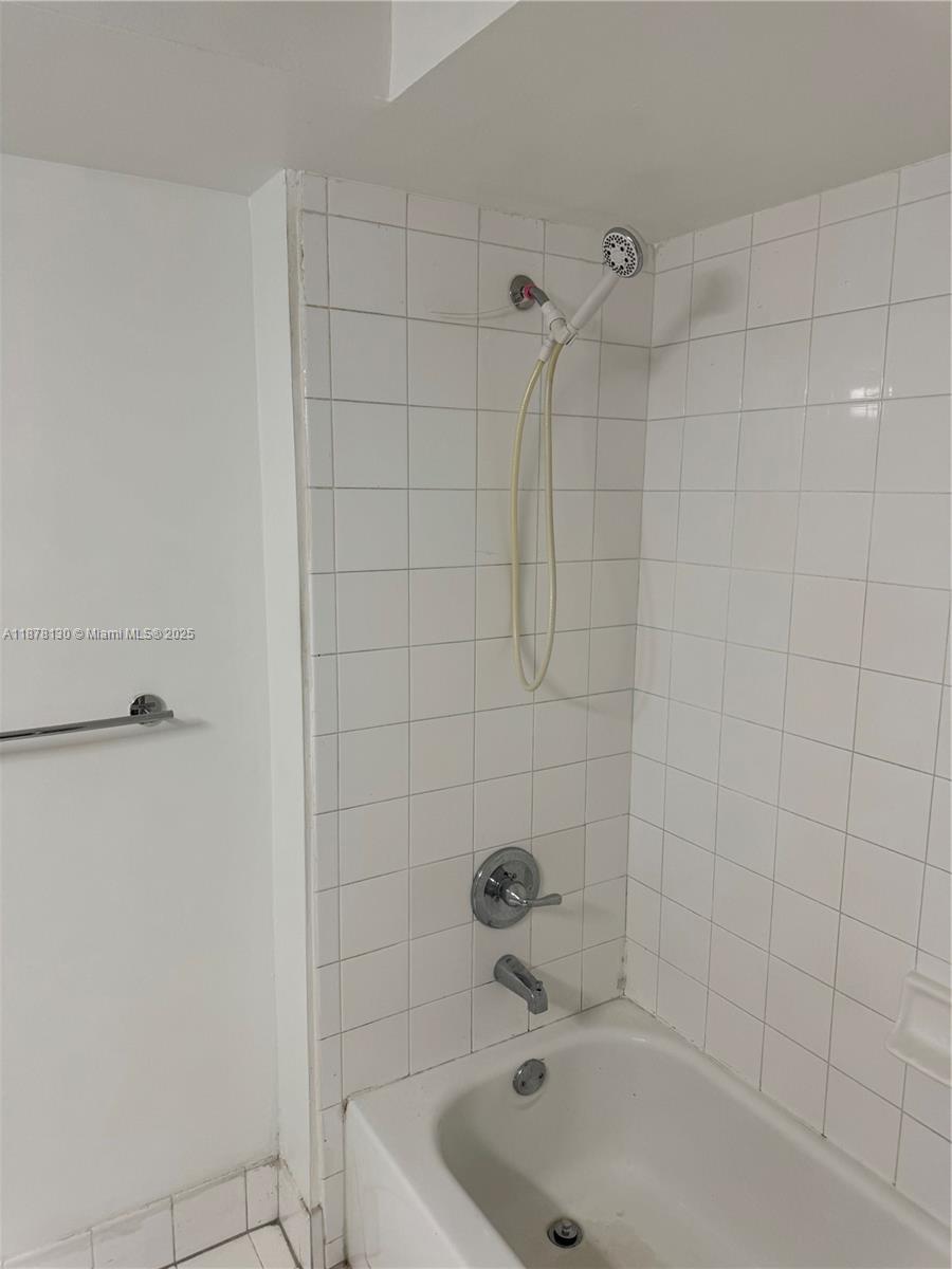 Pembroke Pines Pembroke Pines, FL 33024 - Photo 13 of 15 a bathroom with a tub