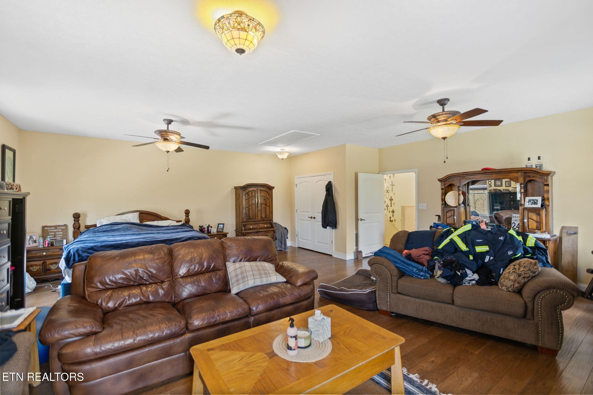 741 Clinch Valley Road Powder Springs, TN 37848 - Photo 30 of 50 a living room with furniture and a chandelier