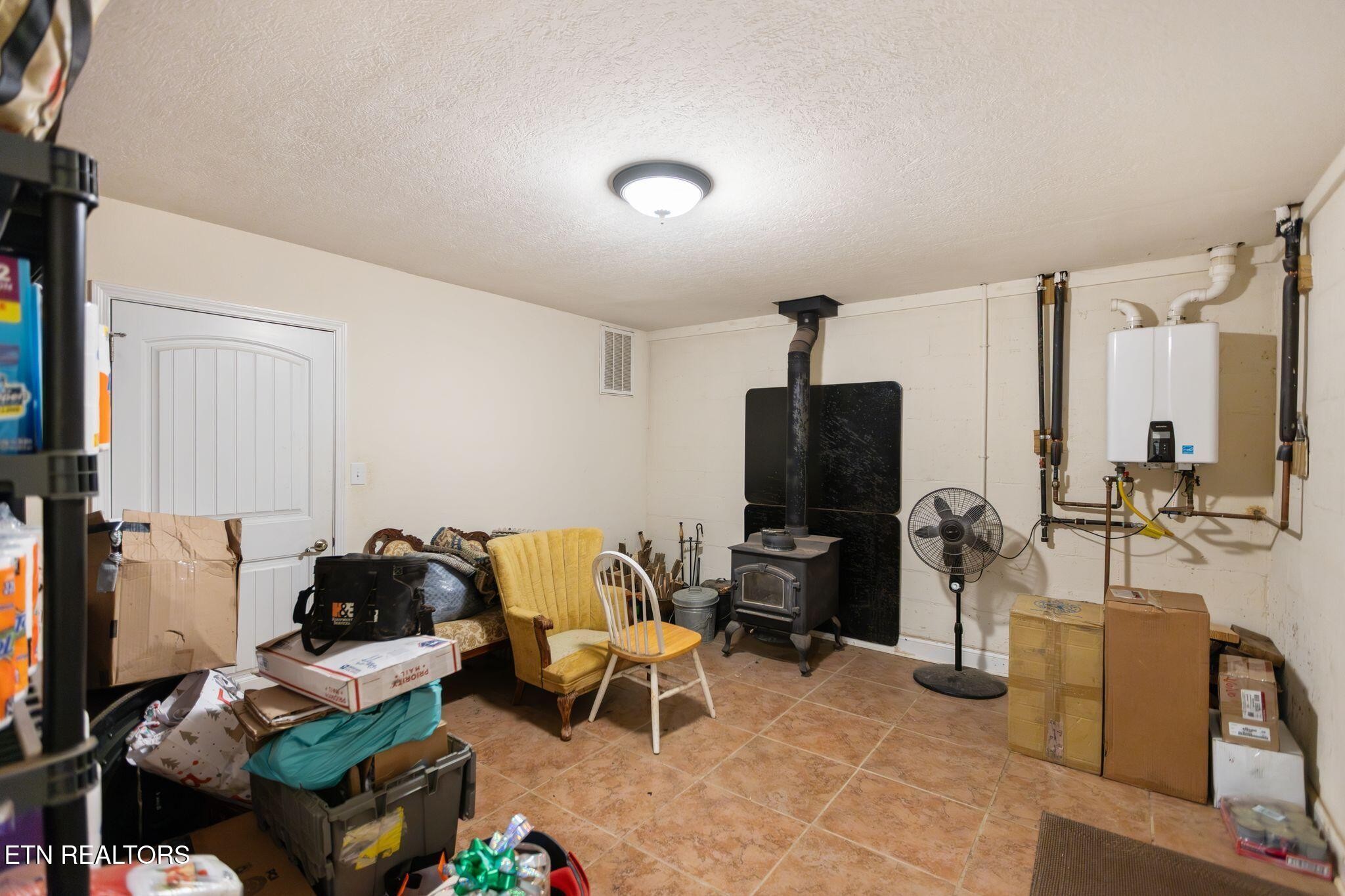 741 Clinch Valley Road Powder Springs, TN 37848 - Photo 33 of 50 a living room with furniture and a flat screen tv