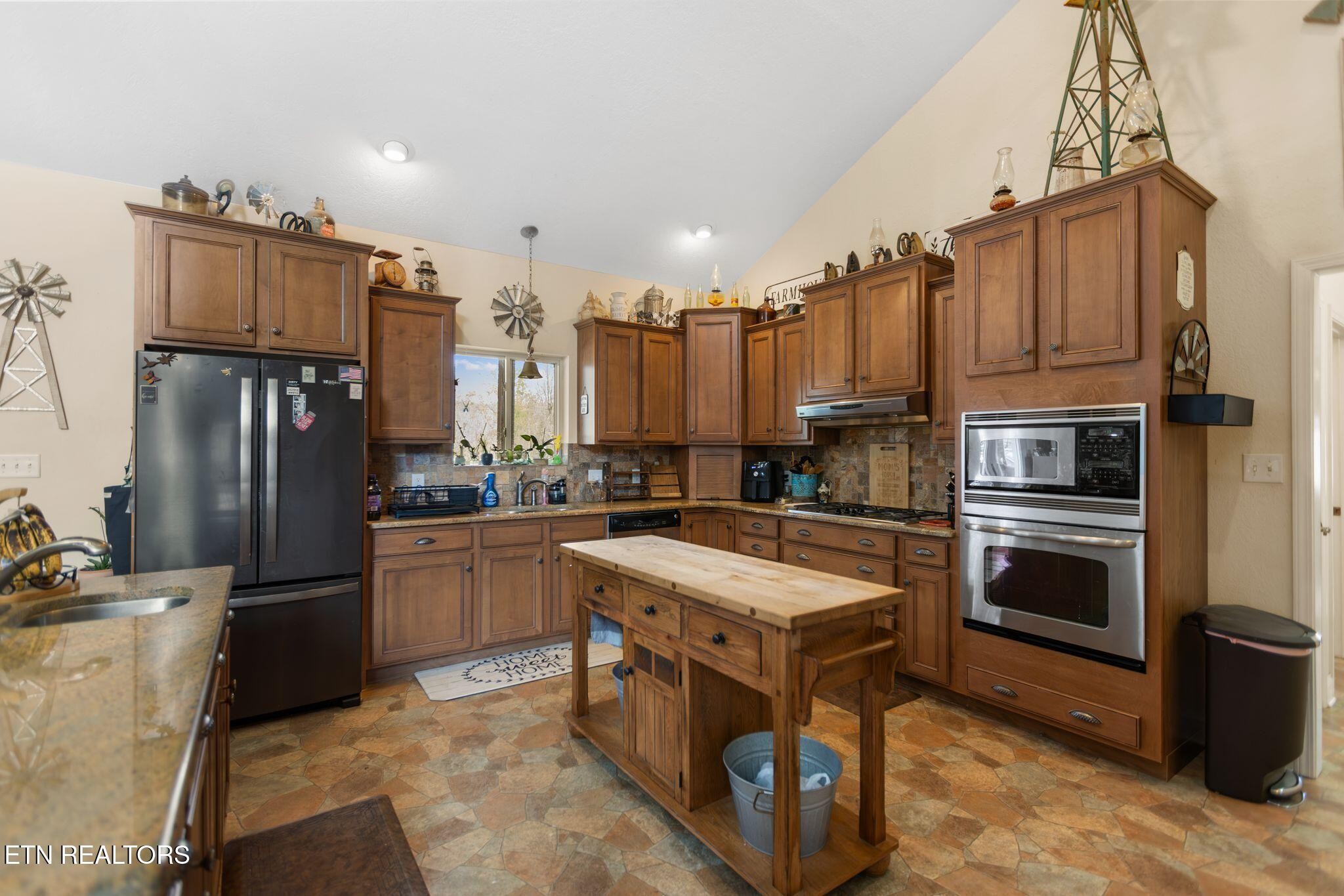 741 Clinch Valley Road Powder Springs, TN 37848 - Photo 9 of 50 a kitchen with stainless steel appliances granite countertop a refrigerator a stove and a sink