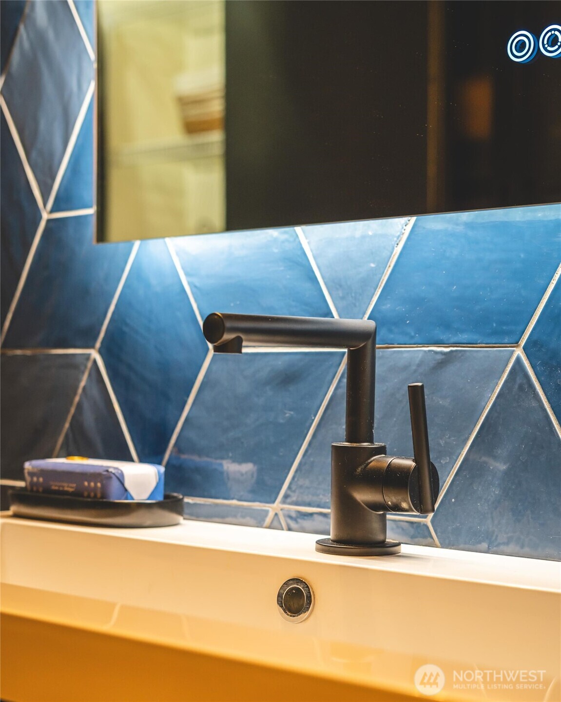 615 East Pike Street, Unit 303 Seattle, WA 98122 - Photo 11 of 40 a room with sitting area