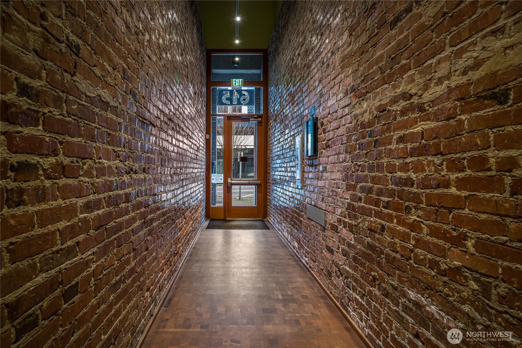 615 East Pike Street, Unit 303 Seattle, WA 98122 - Photo 37 of 40 a pathway between two buildings