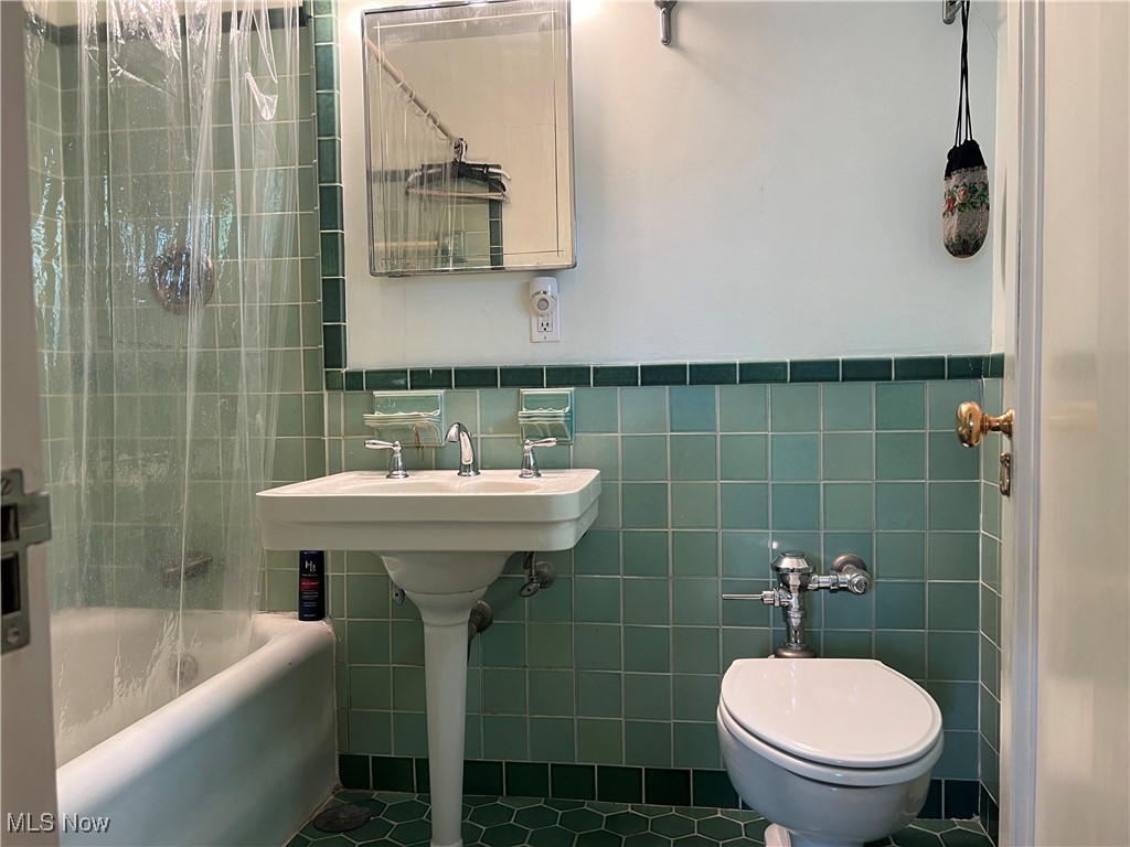 16400 Glynn Road Cleveland, OH 44112 - Photo 31 of 39 Full bath attached to bedroom #1`
