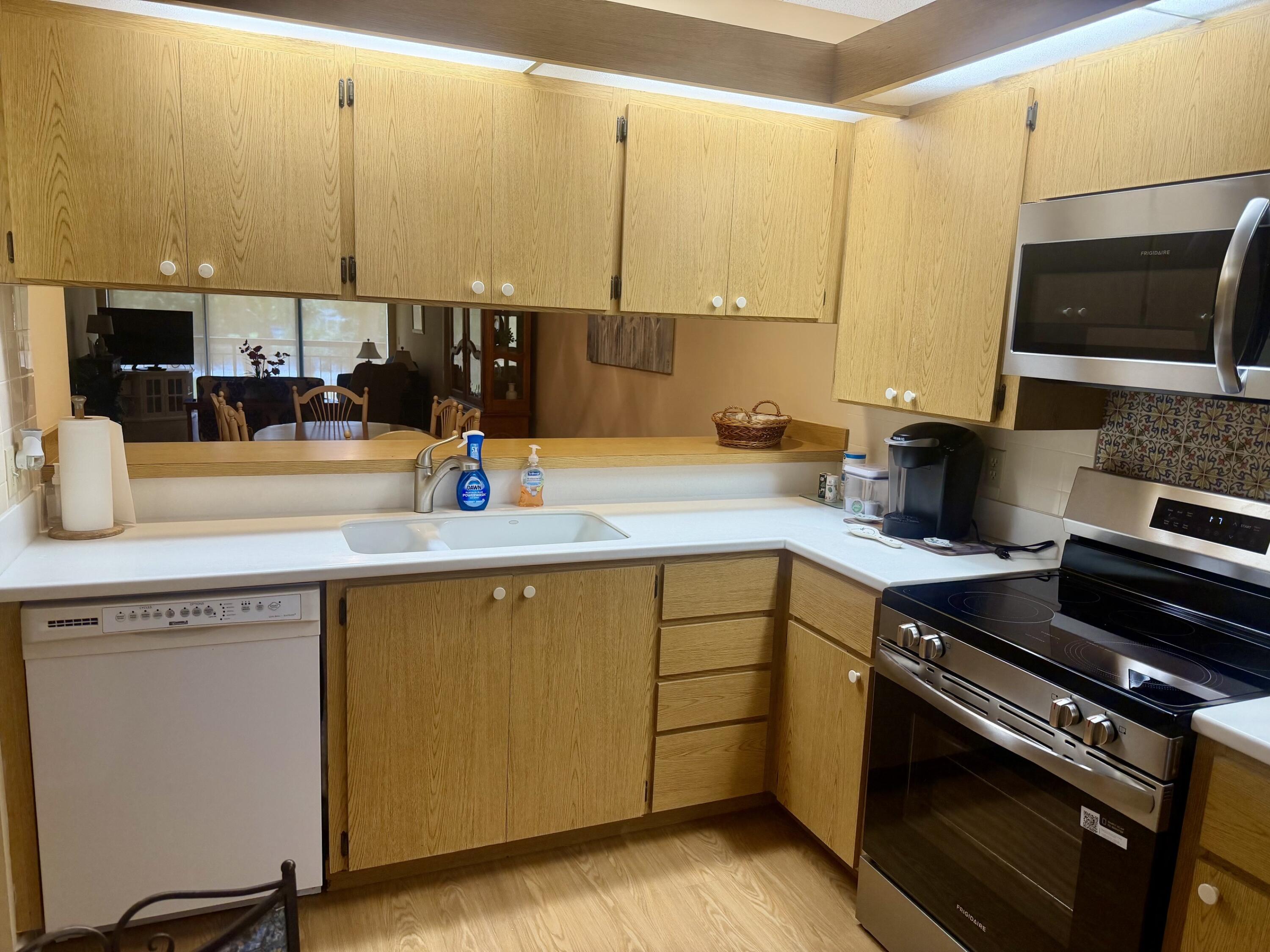 2001 Marina Isle Way, Unit 203 Jupiter, FL 33477 - Photo 6 of 48 KITCHEN NEW STOVE