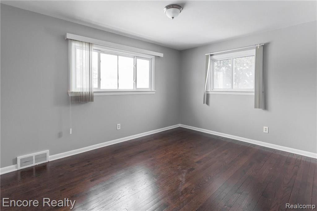 28240 Farmington Road Farmington Hills, MI 48334 - Photo 14 of 22