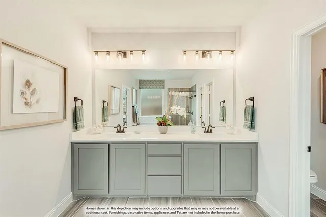 a en suite bathroom with a sink mirror and