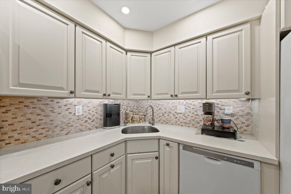 215 Haddonfield Cmns Haddonfield, NJ 08033 - Photo 9 of 37