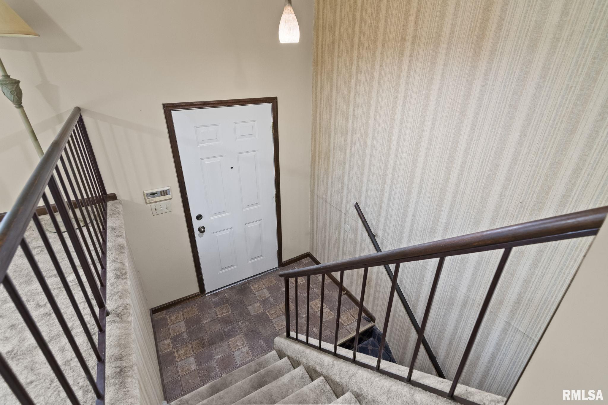 205 Pakey Road Springfield, IL 62712 - Photo 2 of 40