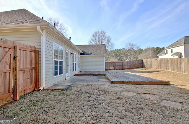 a view of a house with a backyard