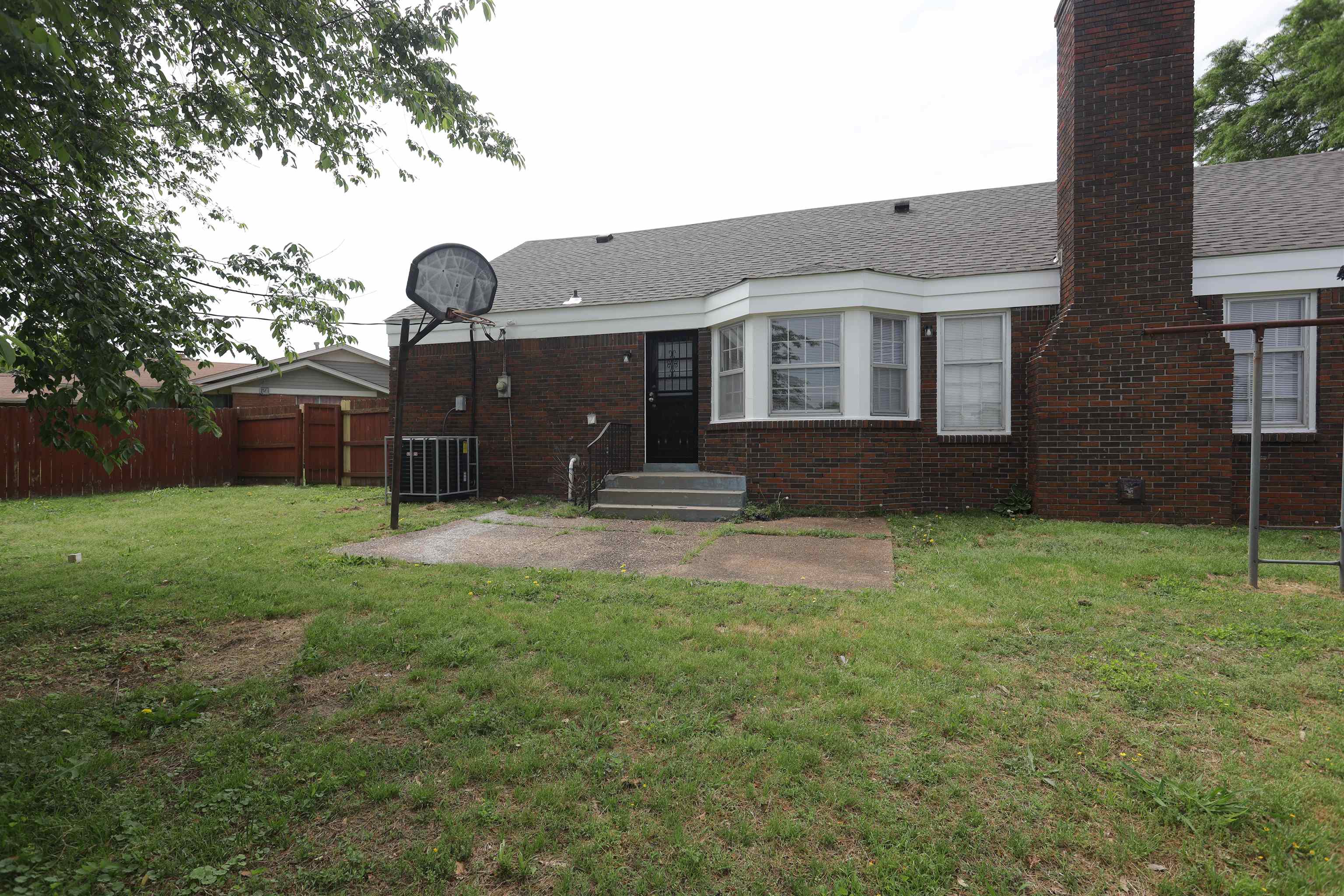 1812 Whitman Road Memphis, TN 38116 - Photo 5 of 18 a front view of house with yard