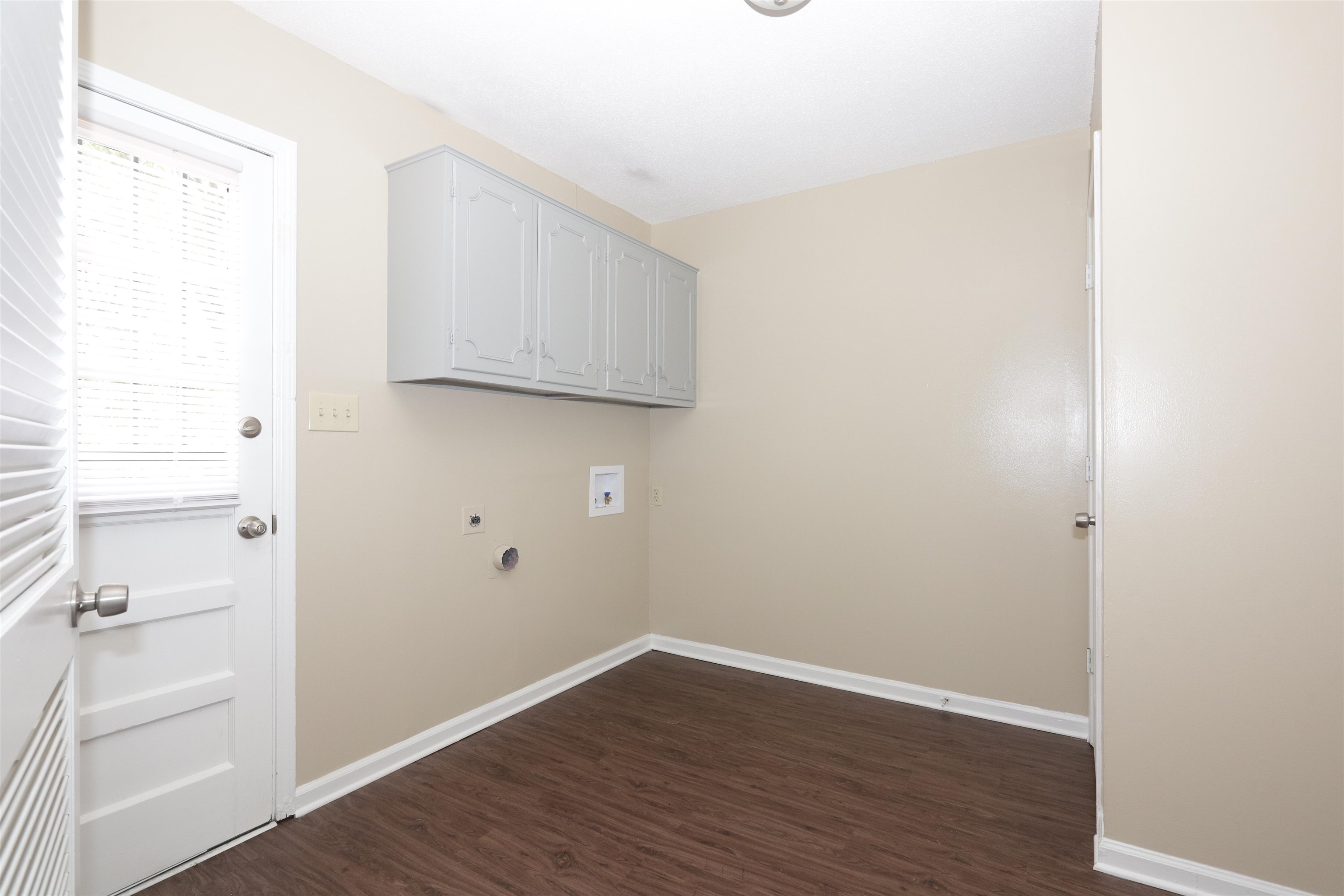 1812 Whitman Road Memphis, TN 38116 - Photo 10 of 18 a view of an empty room with wooden floor