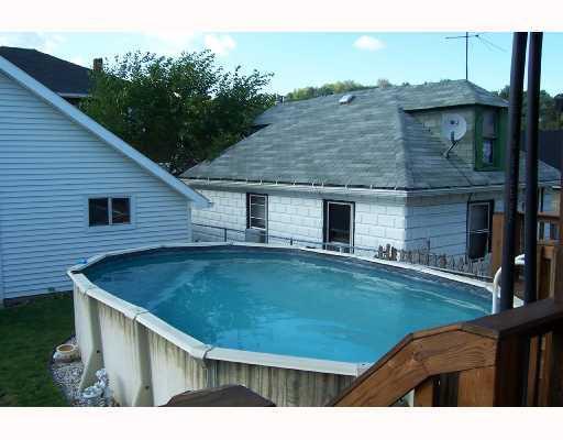 452 Park Street Rochester, PA 15074 - Photo 7 of 8 Swimming Pool/Hot Tub/Sauna.