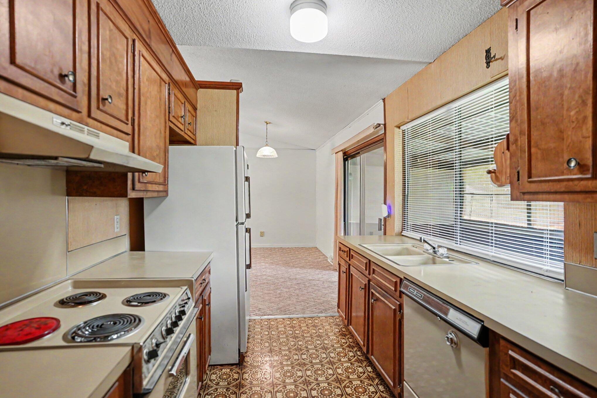 519 Longleaf Road Summerville, SC 29486 - Photo 6 of 17 006_file_8477