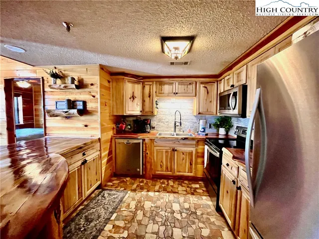 $295,000 | 303 Sugar Top Drive, Unit 2511, Sugar Mountain, NC 28604