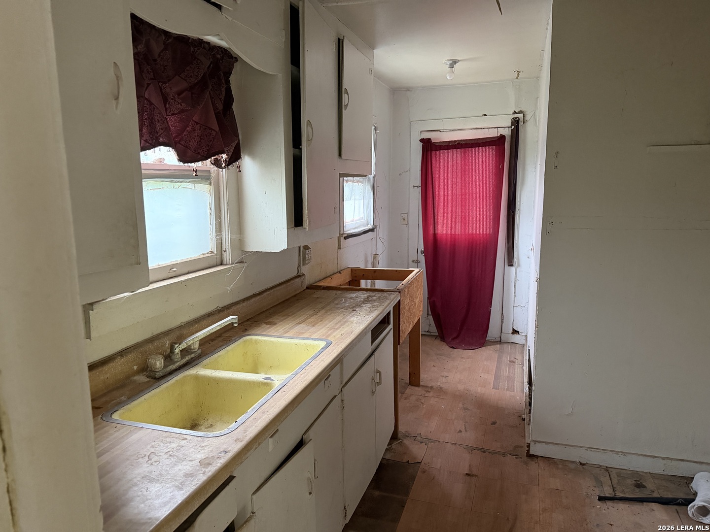 600 Crouch Avenue Devine, TX 78016 - Photo 8 of 12
