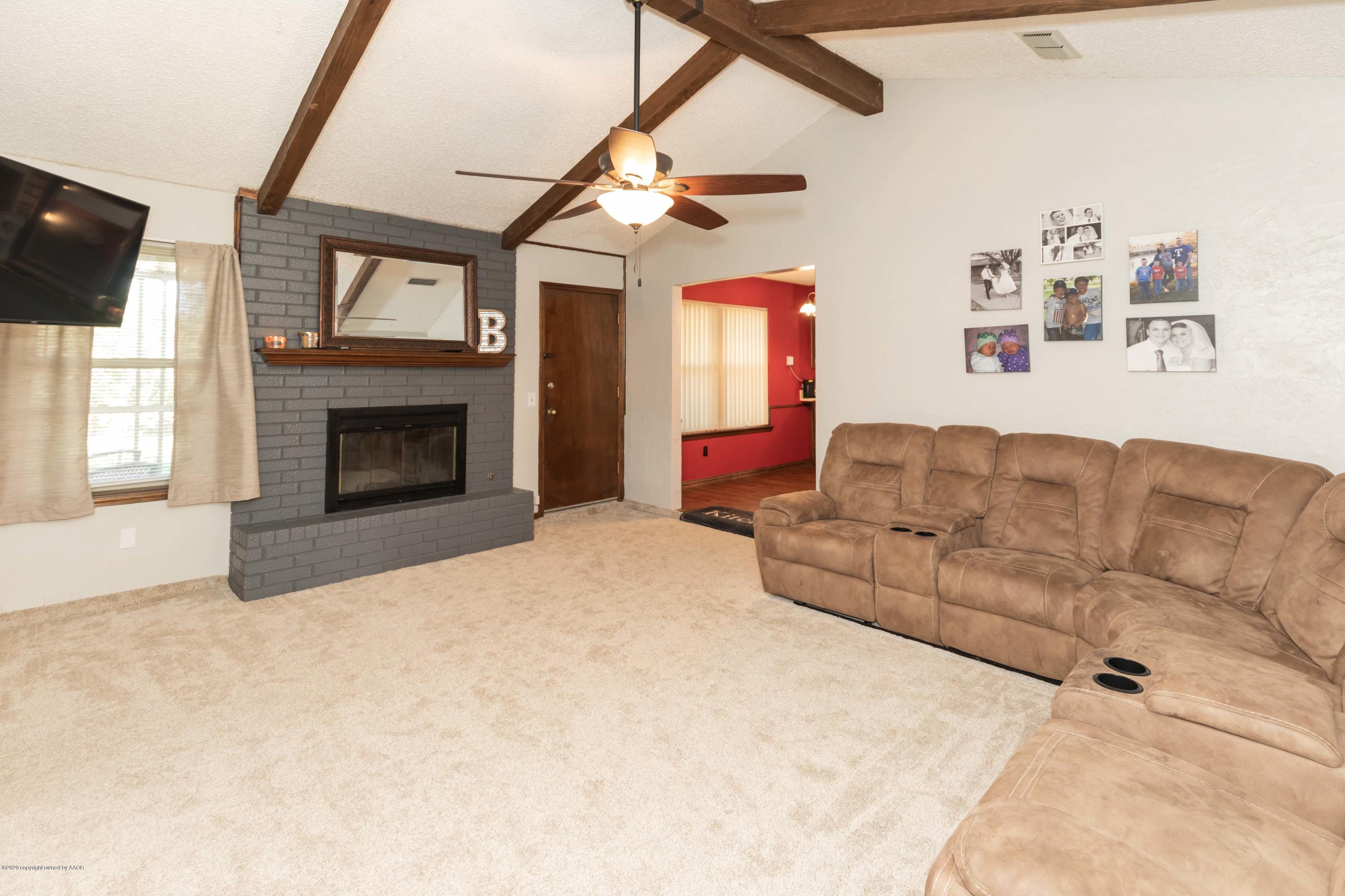 5336 Whitney Lane Amarillo, TX 79110 - Photo 8 of 38 LIVINB ROOM VIEW 3