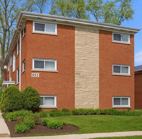 $3,000 | 933 College Avenue, Unit A, Wheaton, IL 60187