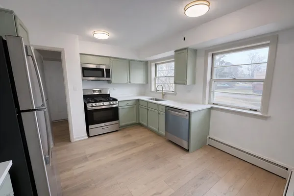 $3,000 | 933 College Avenue, Unit A, Wheaton, IL 60187