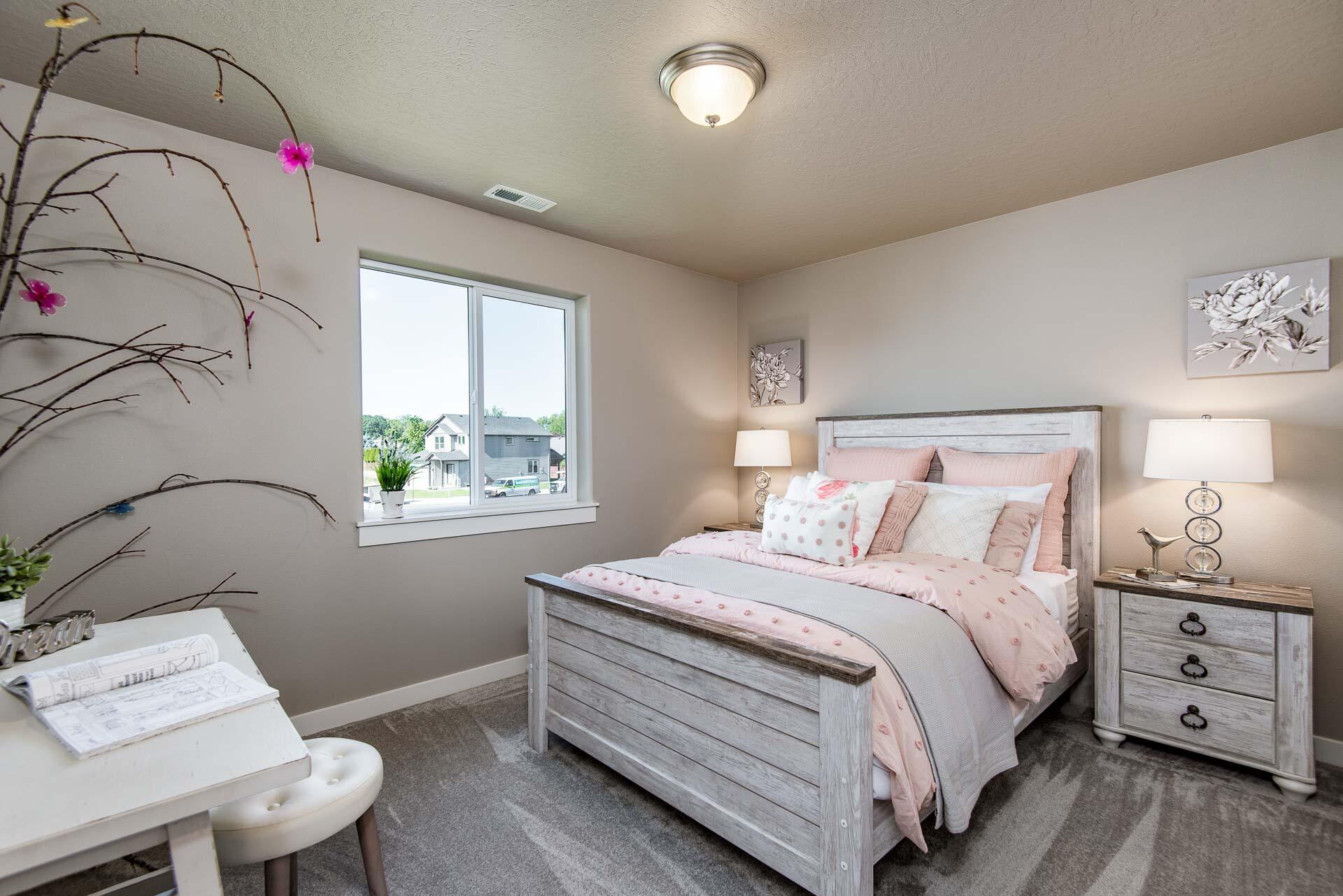 614 North Reed Street Sisters, OR 97759 - Photo 5 of 13 Stoneridge - Bedroom