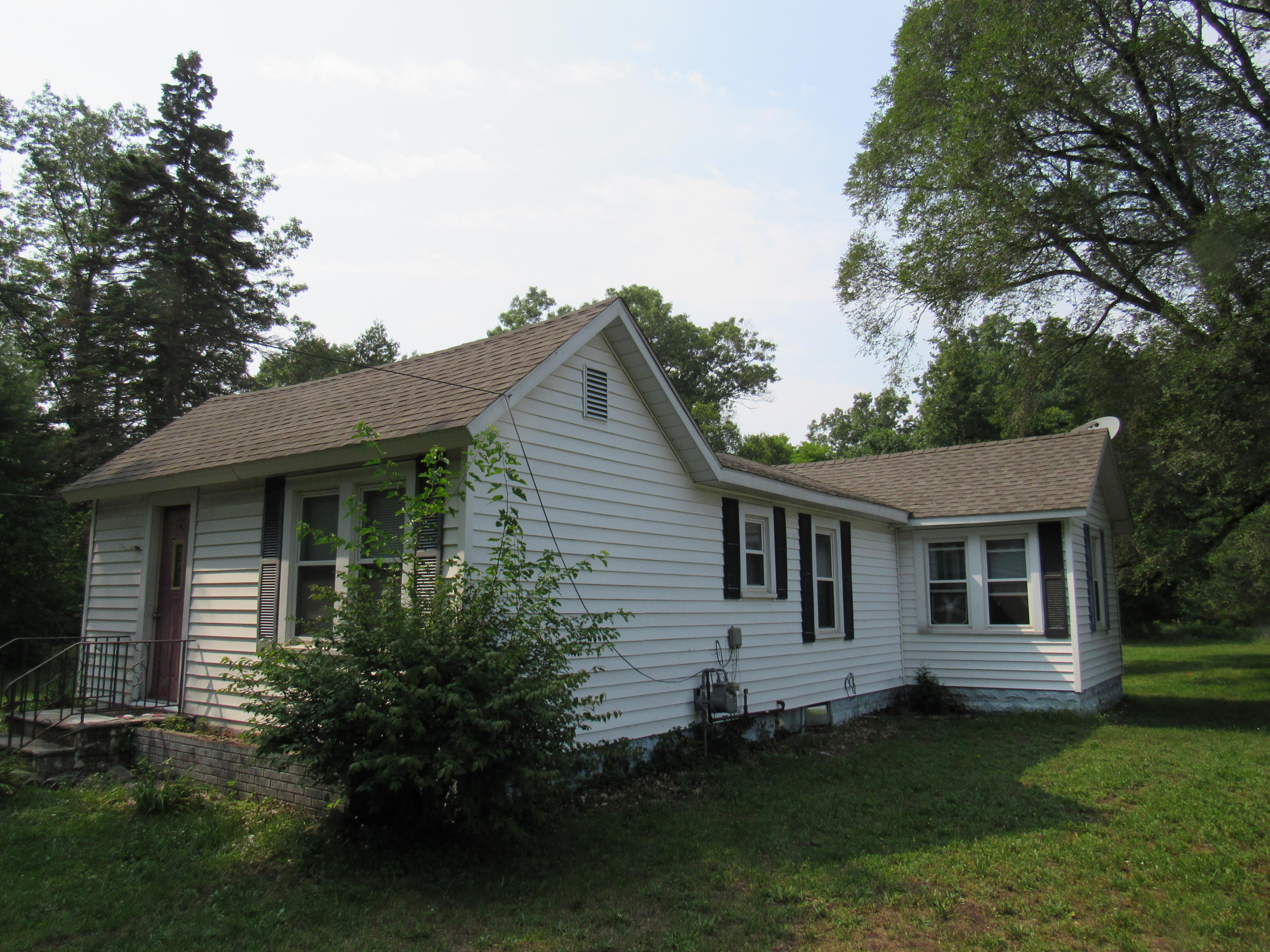 602 West River Road Muskegon, MI 49445 - Photo 2 of 11 Side of Home